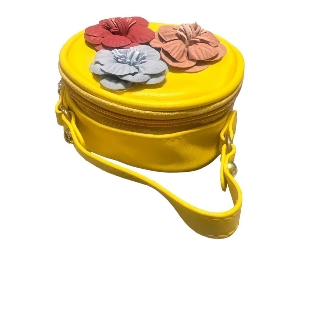 CROSSBODY bag with goldstone chain. Yellow
